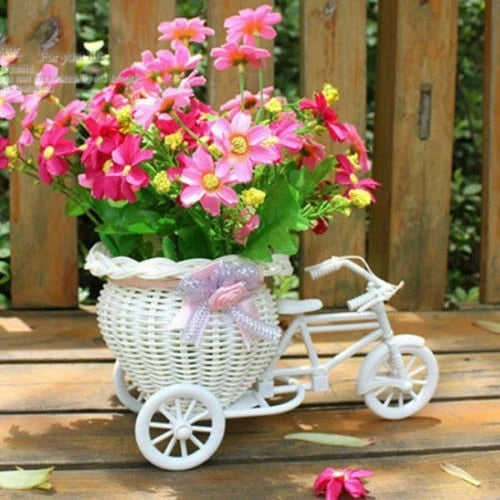 Dekoratives Fahrrad mit Blumentopf