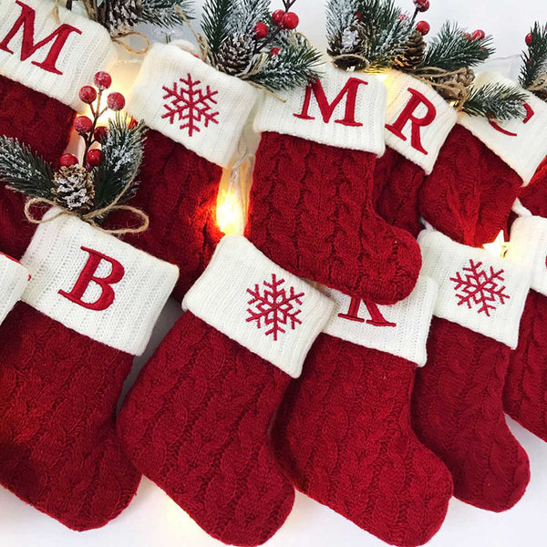 Weihnachtliche Kaminsocken mit Buchstaben